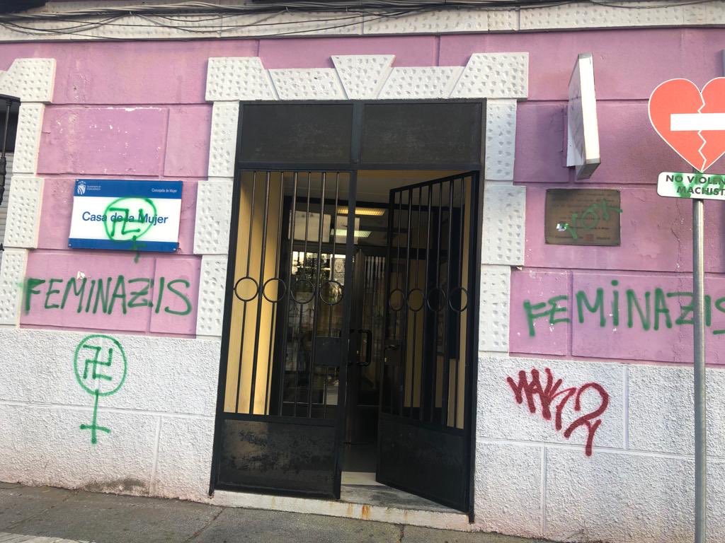 IsaMastro's tweet image. El Centro para la Igualdad @8_de_Marzo y la @Casa_Mujer de #Fuenlabrada han amanecido así...
Espacios referentes en el trabajo por la igualdad.
Se sienten impunes, pero no tenemos miedo.
Queremos una sociedad justa e igualitaria y no vamos a parar!
#APorTodas #FeminismoparaVivir