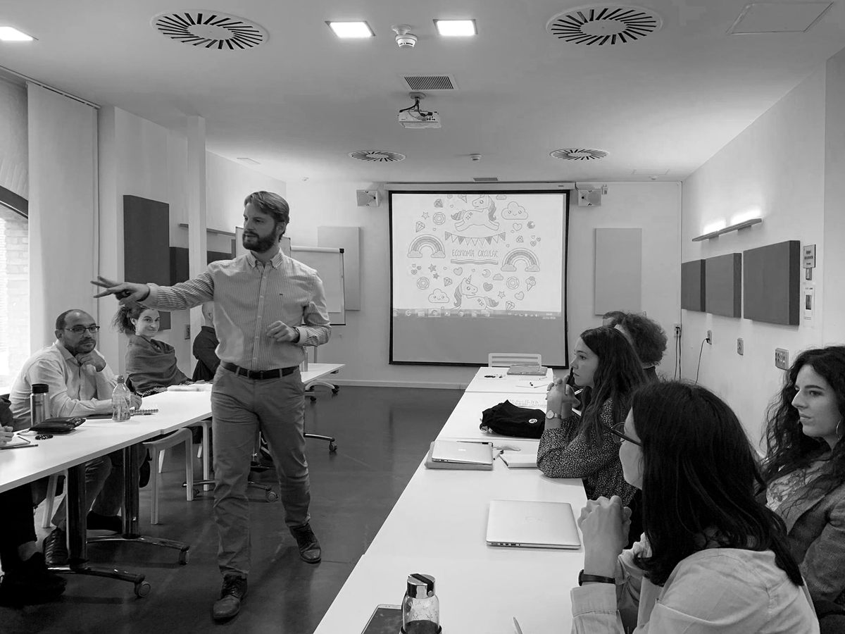 RafaelArmero_'s tweet photo. Arranca el programa de especialización del #ForoECD organizado por la @ADCV_com. Empezamos a hacer cosas para cambiar el paradigma de la Economía.
#ProgramaECD #EconomiaCircular #ThinkCircular https://t.co/HPCYjtfxTc