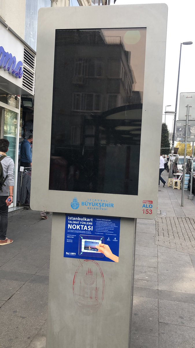 Fatih’in merkez noktası. Şu ekran 2 aydır falan karanlık yani bozuk.Pek çok yerde olduğu gibi.Sayın <a href="/ekrem_imamoglu/">Ekrem İmamoğlu</a> belediyecilik en mikro noktalarda bile arazları gidermektir. Asıl işiniz makro konular değil, bu ekranları sürekli işler halde tutmak mesela. <a href="/iettdestek/">İETT Destek</a> <a href="/ibbPR/">İstanbullu</a>