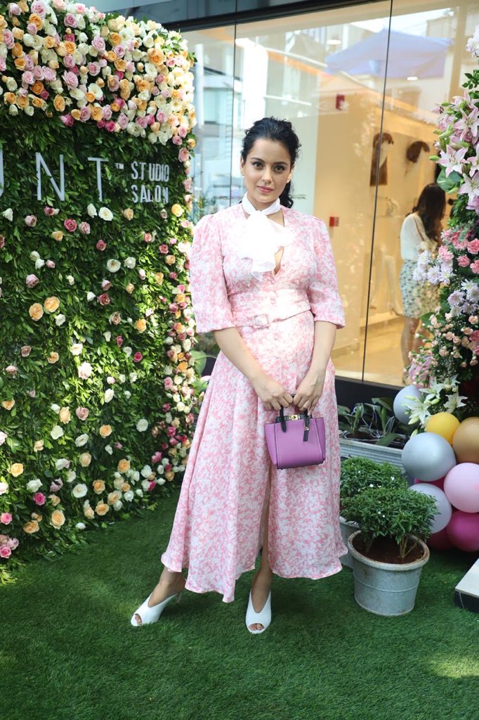 middaygujarati's tweet photo. SPOTTED📸
@KanganaTeam @KanganaRanautFC @KanganaRanaut01 @KanganaRanautKR
#KanganaRanaut #SalonLaunch #Spotted #MidDayBollywood #MidDayGujarati https://t.co/G2izIwn6Pt