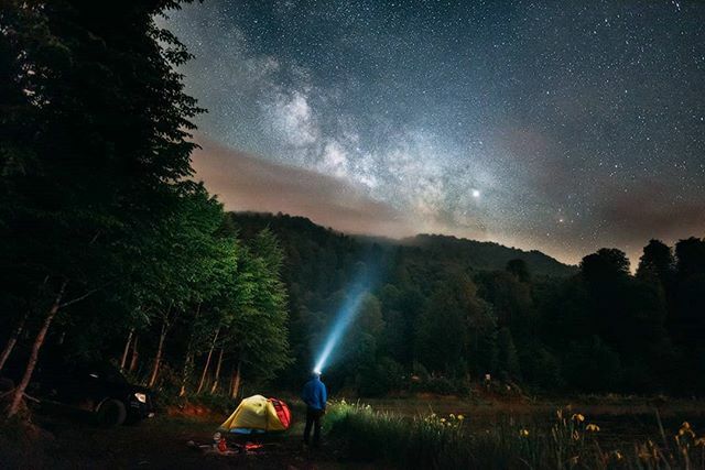 baozkan's tweet photo. There was nowhere to go but everywhere, so just keep on rolling under the stars like a panda. 🐼

There is no wi-fi in the forest but i promise you will find a better connection to the universe. 🌌

And then i realized adventures are the best way to le… https://t.co/EetCMc9huC https://t.co/WyudMV7zPK