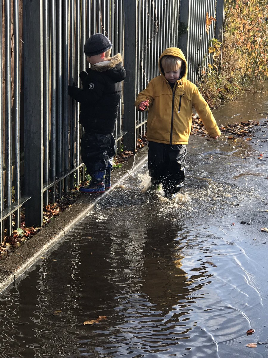 scps_foundation's tweet image. FS2H had a lovely morning splashing around outside for forest schools yesterday!#springcottagescience   #springcottageeyfs #springcottageforestschools