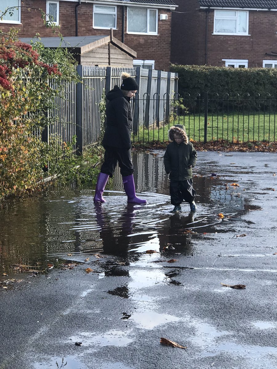 scps_foundation's tweet image. FS2H had a lovely morning splashing around outside for forest schools yesterday!#springcottagescience   #springcottageeyfs #springcottageforestschools