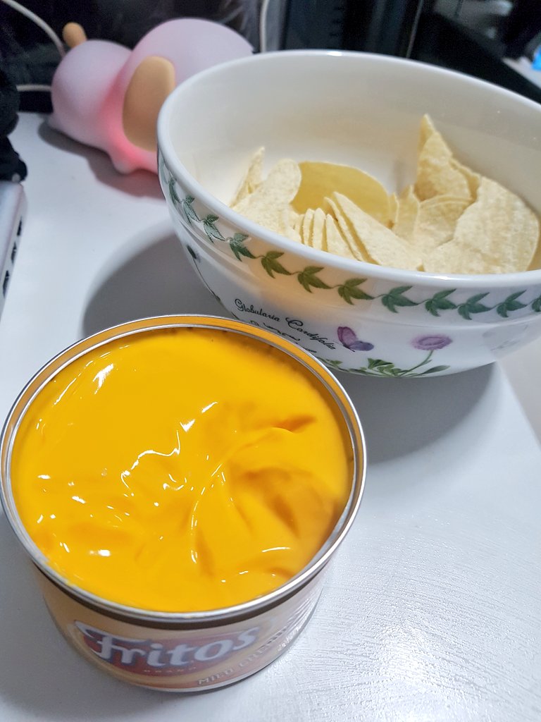 lennnning's tweet photo. '군것질 할거면 제대로 하라'는 SSG 쇼핑몰 리뷰를 읽고 산 프리토스 체다치즈 딥소스. 감자칩이나 나쵸에 찍어 먹으면 정말 완벽하다. 가격은 4,980원
진짜 찐함 https://t.co/2yACCYs06o