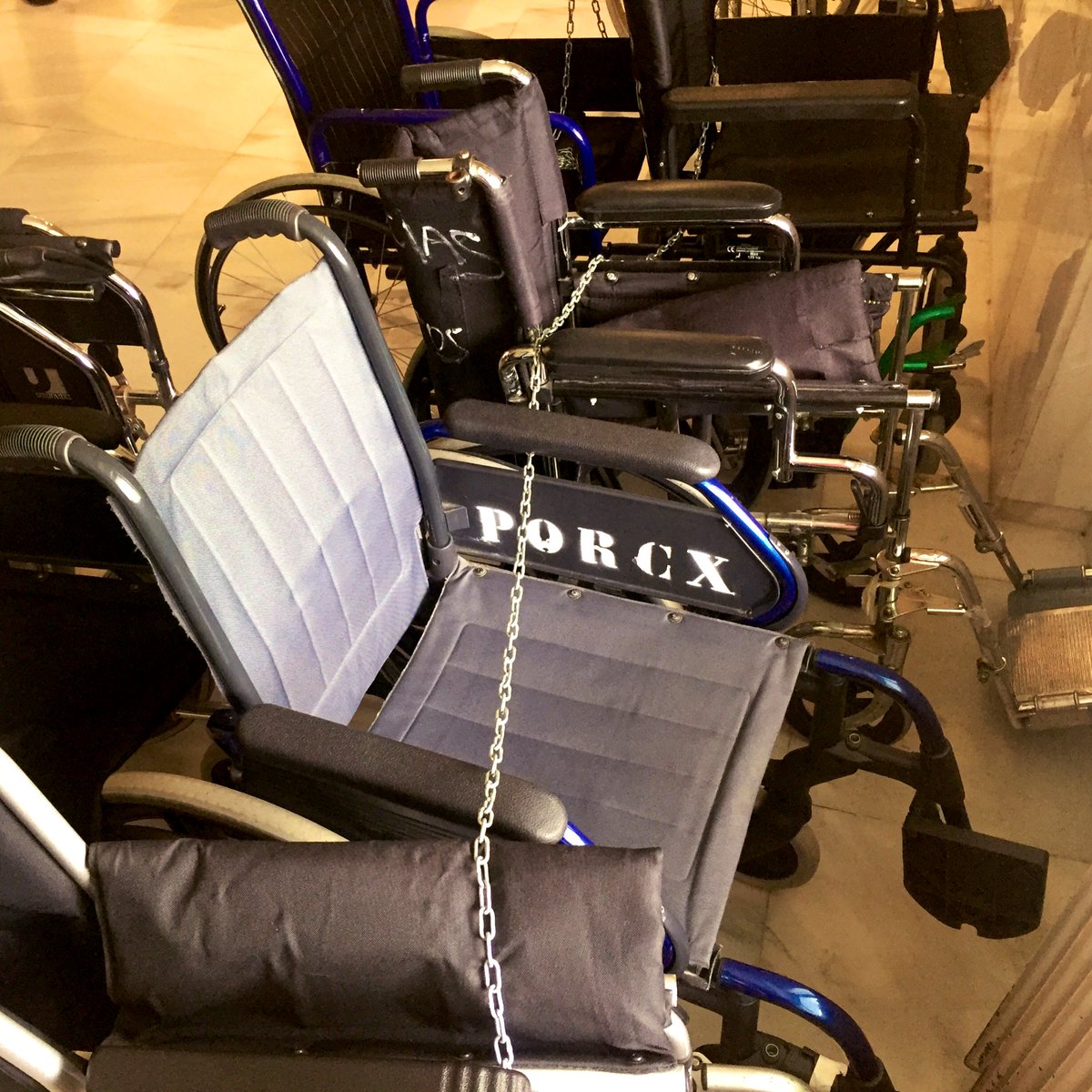 Faltón pero inclusivo.