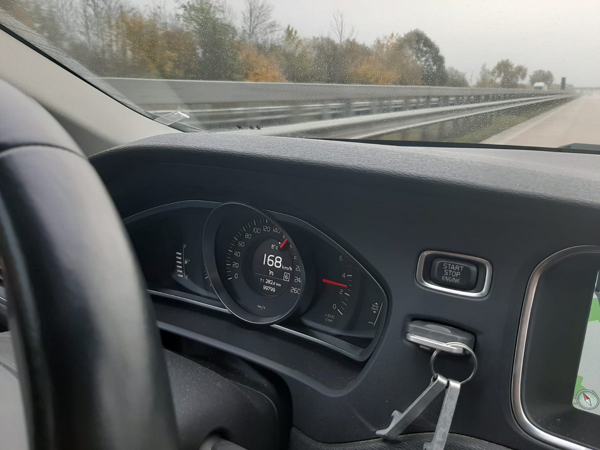YvarErnst's tweet photo. De Duitse grens over en de #stikstof problematiek is in een klap opgelost #kikkerlandjelosthetop #100km #vroemvroem @MinPres https://t.co/tDtMbhqWIb