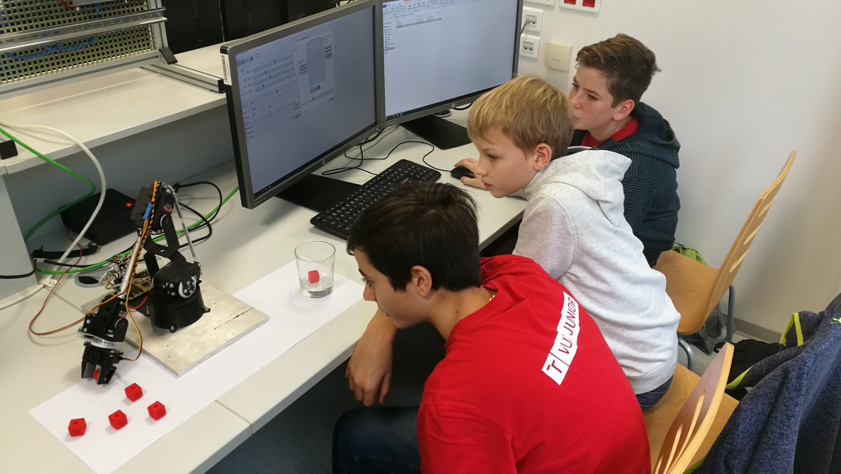 UAMT_FEKT's tweet photo. V rámci akce #VUTjunior si žáci při návštěvě na ÚAMT vyzkoušeli programování modelů robotů. Ještě jednou gratulujeme těm, kterým se zadaný robotický úkol podařilo splnit. https://t.co/SgWj04jsfV