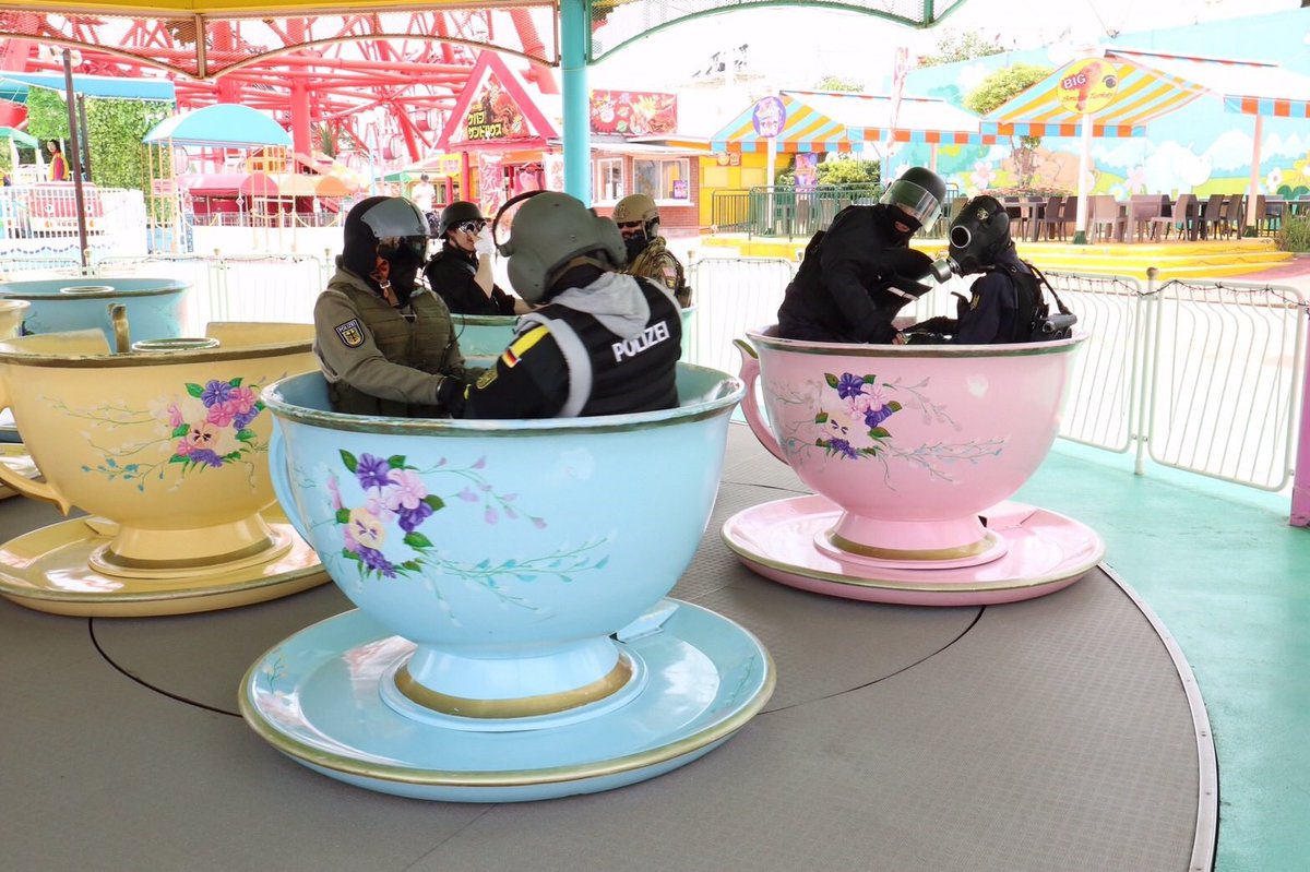 白メガネ 虹6戦隊ブルー Twitterissa ティーカップで思い出した コレは遊園地のティーカップでグルグル回ってリアルに気持ち悪くなるオペレーター達