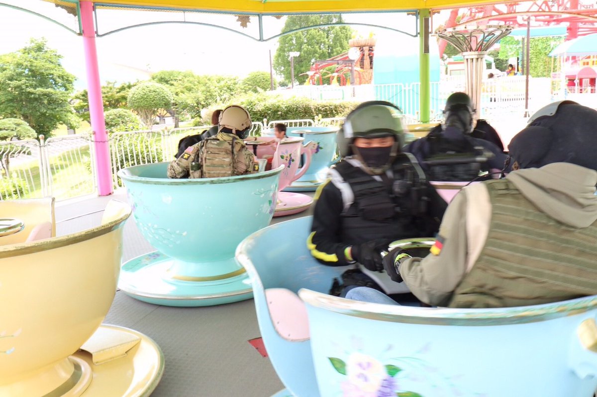 白メガネ 虹6戦隊ブルー Twitterissa ティーカップで思い出した コレは遊園地のティーカップでグルグル回ってリアルに気持ち悪くなるオペレーター達