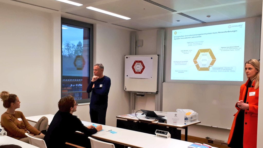 innovate_cross's tweet photo. Verschläft der Mittelstand das digitale Zeitalter? Der Workshop "Benchmarking und #Digitalisierung als Innovationsaufgabe für den Mittelstand" hebt die Bedeutung des #Innovationsmanagement hervor. Prof. Sören Salomo @TUBerlin und Frederike Holdhof, EDUR Pumpenfabrik. #18FI #pfid https://t.co/iUbOHNAfQB