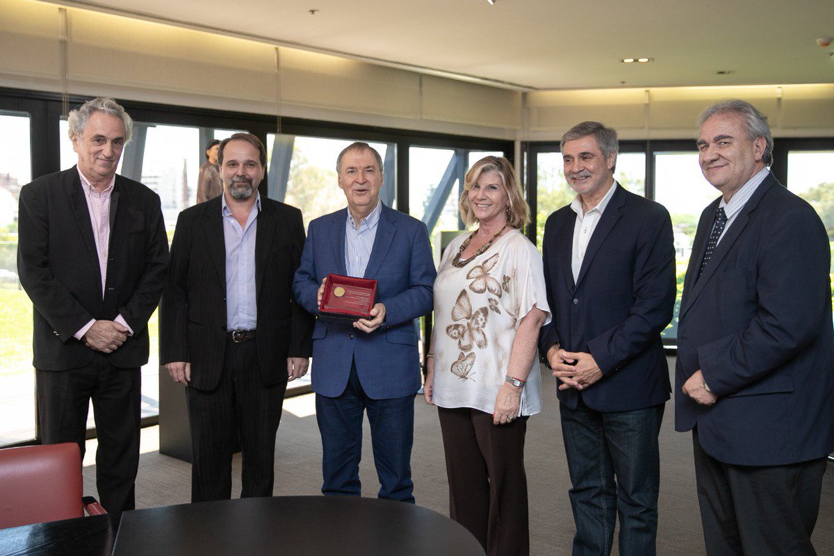 JSchiaretti's tweet image. Además, recibimos de la Organización de Estados Iberoamericanos una plaqueta en reconocimiento al trabajo que realizamos para el VIII Congreso Internacional de la Lengua Española, que tuvo lugar en Córdoba durante marzo de este año.