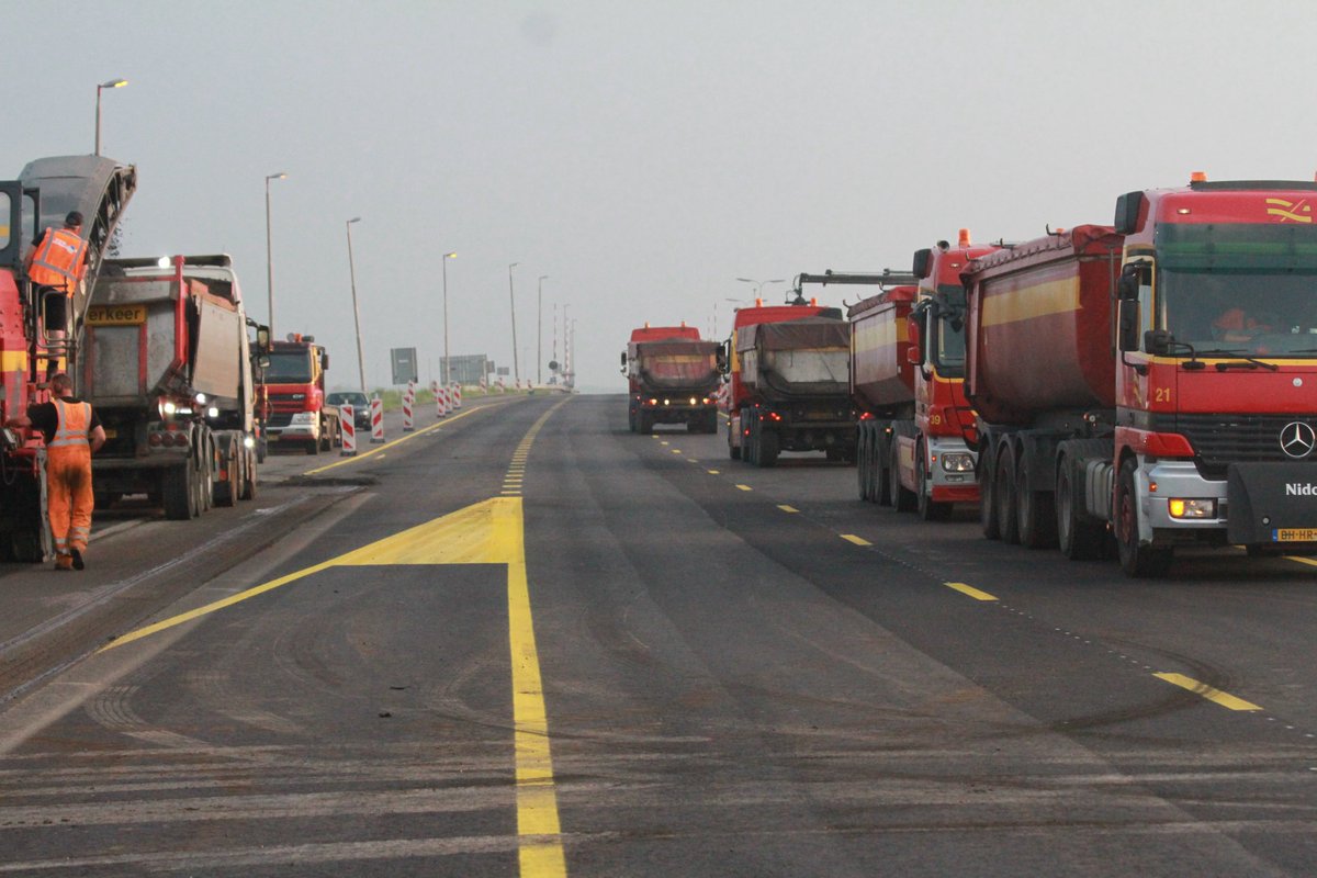 Hinder! Vanaf morgenavond 20.00 uur werken we tegelijkertijd aan meerdere af- en toeritten rondom Knooppunt Joure. De omleidingen worden aangegeven door verlichte tekstwagens. Even opletten dus! De werkzaamheden zijn vrijdagochtend 15 november 06.00 uur gereed 🚗