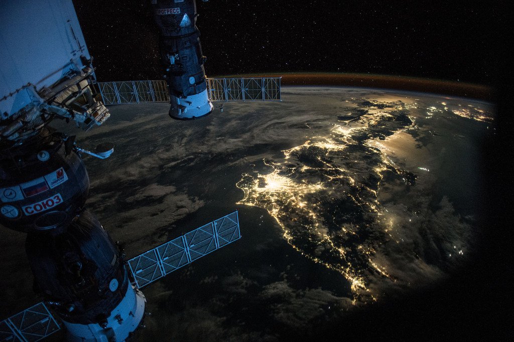 UN_Vienna's tweet image. Press release: @UNOOSA and Government of Luxembourg @MFA_Lu sign agreement to launch new &quot;Space law for new space actors&quot; project. #spacefordevelopment 
More here 👉 unis.unvienna.org/unis/en/pressr…
© NASA/Scott Kelly