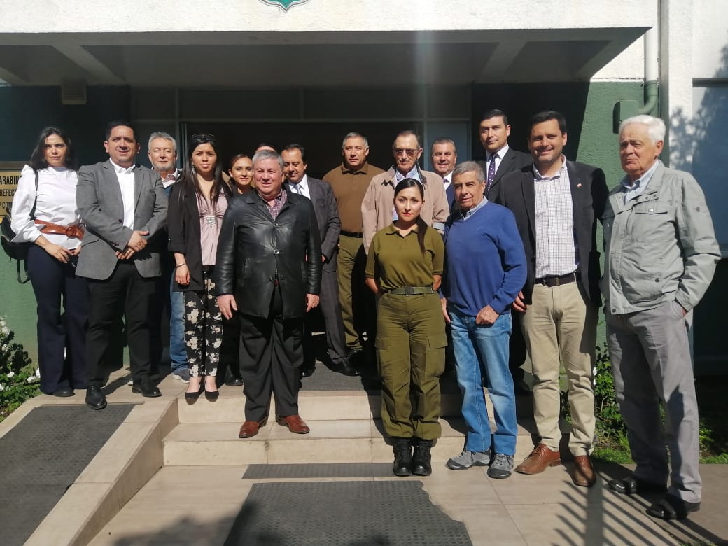 CarabBioBio's tweet photo. Un grupo de vecinos de #LosÁngeles llegaron hasta la 1a Comisaría, para brindarles su apoyo a los funcionarios de Carabineros por el compromiso y vocación demostrados en el trabajo diario realizado durante más de 25 días desde el inicio de la labor por la contingencia nacional. https://t.co/PGexRM29RA