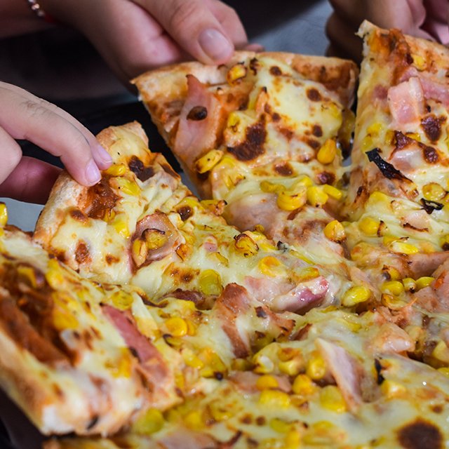 Compartir y amar la pizza y repetir🍕❤️!
.
Disfruta de tu pizza de verdad con tus panas o familiares, recuerda que nuestra promo perfecta incluye 2 pizzas y un refresco😁 ideal para compartir!
.
#pizzadeverdad #promoperfecta #compartir #familia #pana