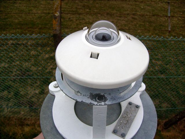 Good news! 
The Met Office has installed 2 new instruments on a new tower in the #Bablake weather station enclosure today; a new sunshine recorder & a pyranometer, so thanks Met Office for continuing support & investment!
And to @bablakeschool too for support over 42 years!