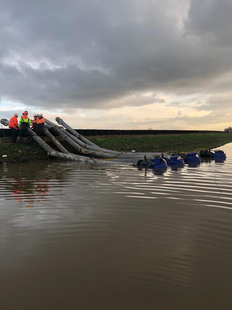 Tonight our teams continue to pump out water from flood-hit communities across South Yorkshire #flooding #southyorkshirefloods Find out more about how we’re  #responding work by visiting  updated gov.uk/government/new…