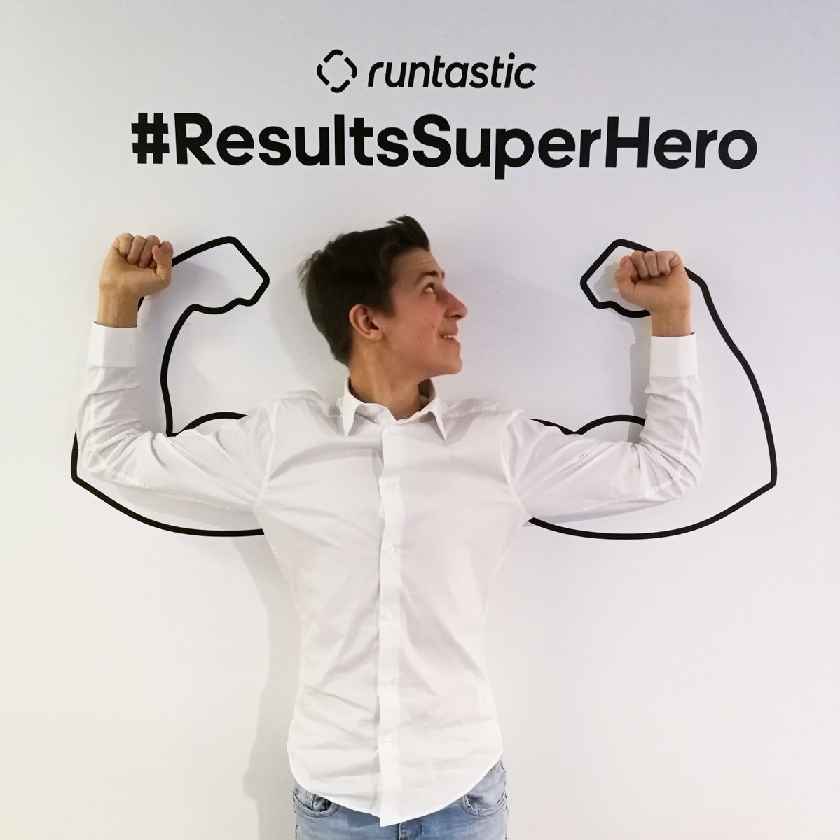 Freebie_box's tweet image. nicht mal angespannt 💪😜 #throwback #rückblick #freebiebox #runtastic #flex #moritzlechner #resultssuperhero
