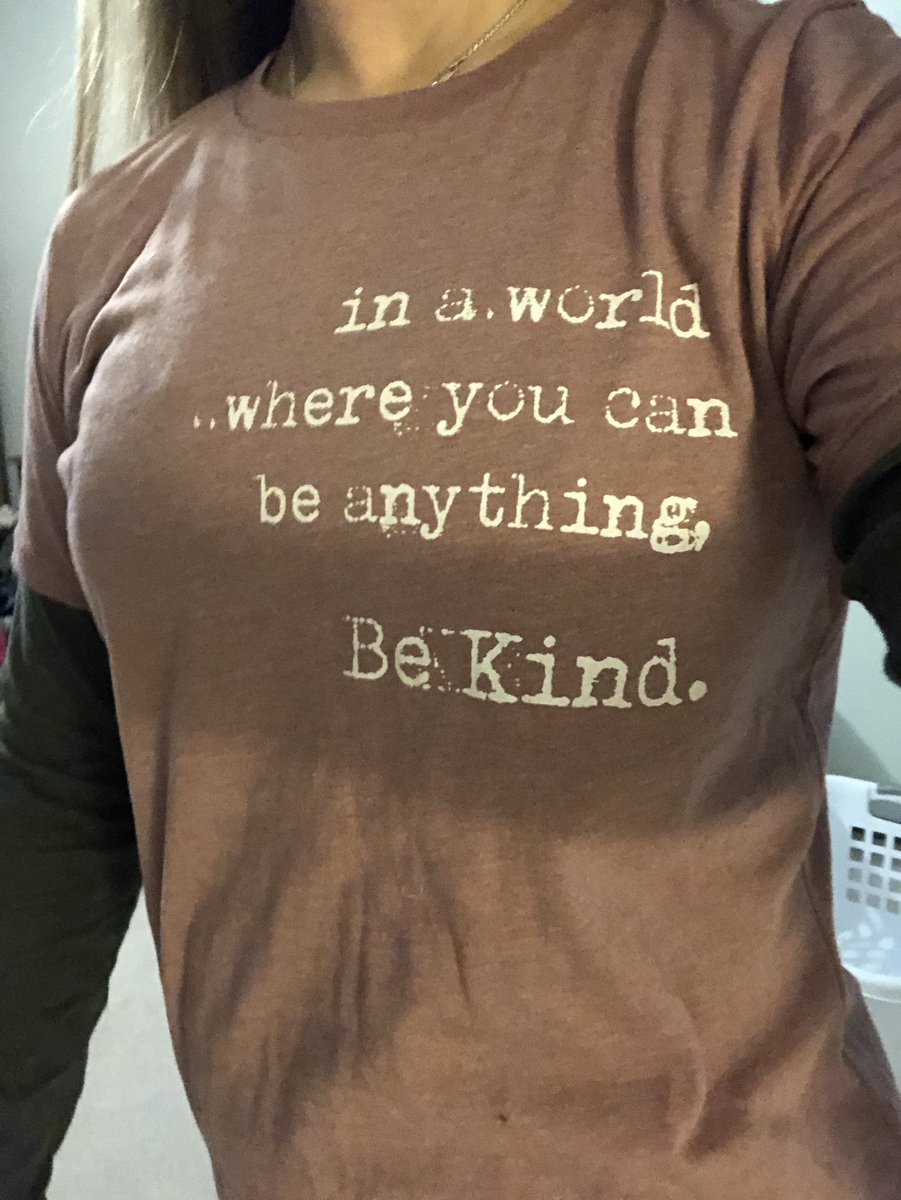 SeeKateRun1's tweet photo. World kindness day. Light it up Worthington! #BeKind #itsworthit @SutterMonarchs @wcsdistrict https://t.co/0PeSdLiGKl