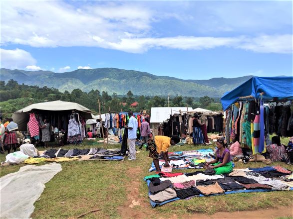 VMM_Int's tweet image. "We visited #Mugusu market, biggest in western Uganda. People come to buy clothes. We had a lot of fun looking around for pieces of material to help make a sensory rug for some children in a special needs centre. So we tried our hand at bargaining."

bit.ly/2NFjD0i