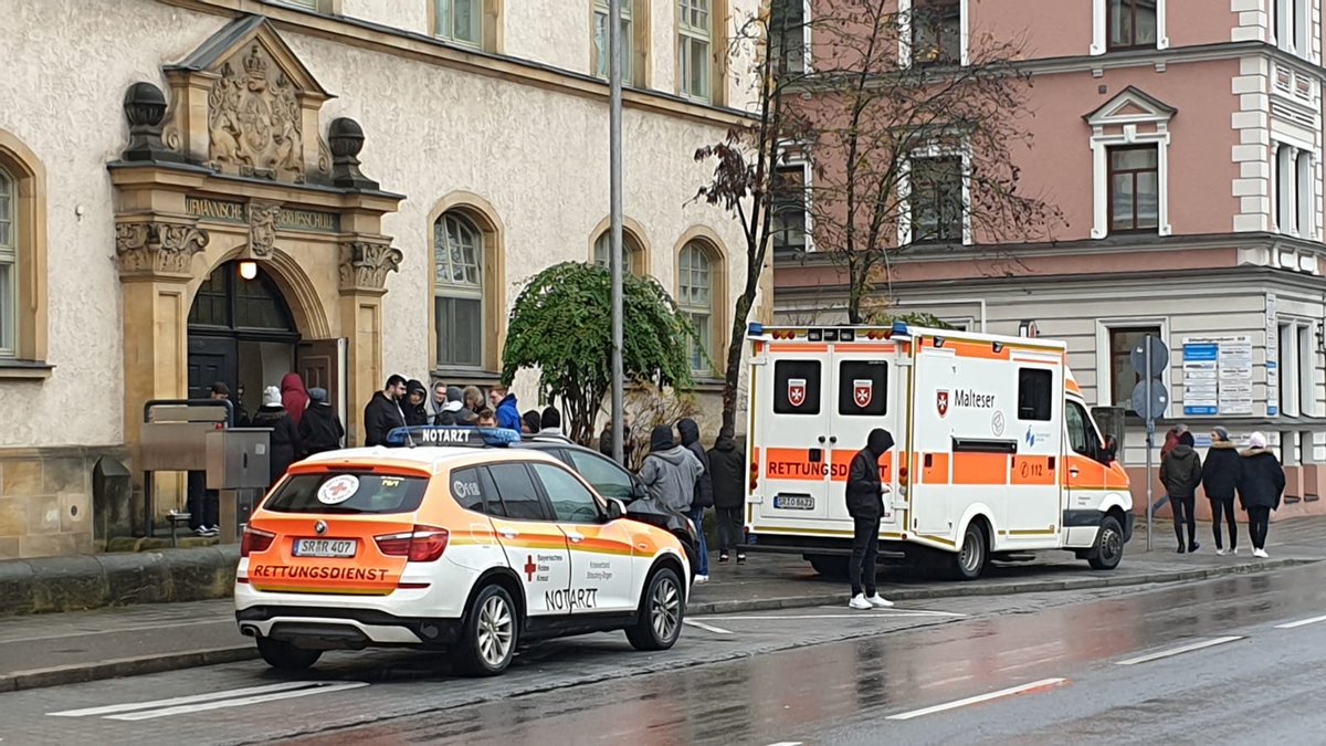 StraubingBrk's tweet image. #Bombendrohung an einer #Schule in #Straubing. Die Malteser und wir sind mit etwa 10 haupt- und ehrenamtlichen Kräften vor Ort. Die Diensthunde der @polizeiNB durchsuchen derzeit das Gebäude. Im Moment betreuen wir noch rund 100 Schüler. Bild @idowa #brk #drk #brksr