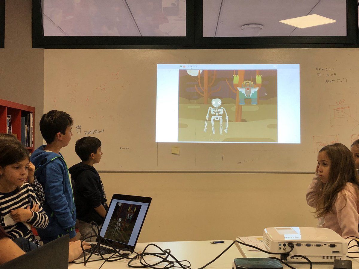 coderdojopd's tweet photo. Presentazioni finali dei progetti da parte del gruppo Scratch!!! #scratchcards #becool #dojopics #halloween 😀 😁 😗 https://t.co/vctknhuYIF