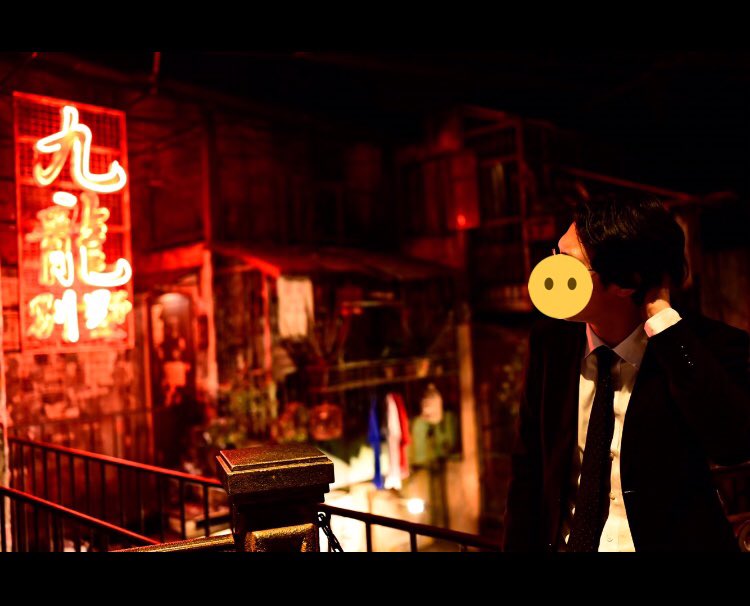 鰐軍壮 A Twitter かつて香港に存在したスラム街 九龍城砦 を再現したゲームセンター ウェアハウス川崎 に会社帰りに行ってきたんですが スーツ姿で写真を撮ってもらったら完全に 海外出張中にヤバい地域に迷い込んでしまった日本人商社マン でした 写真