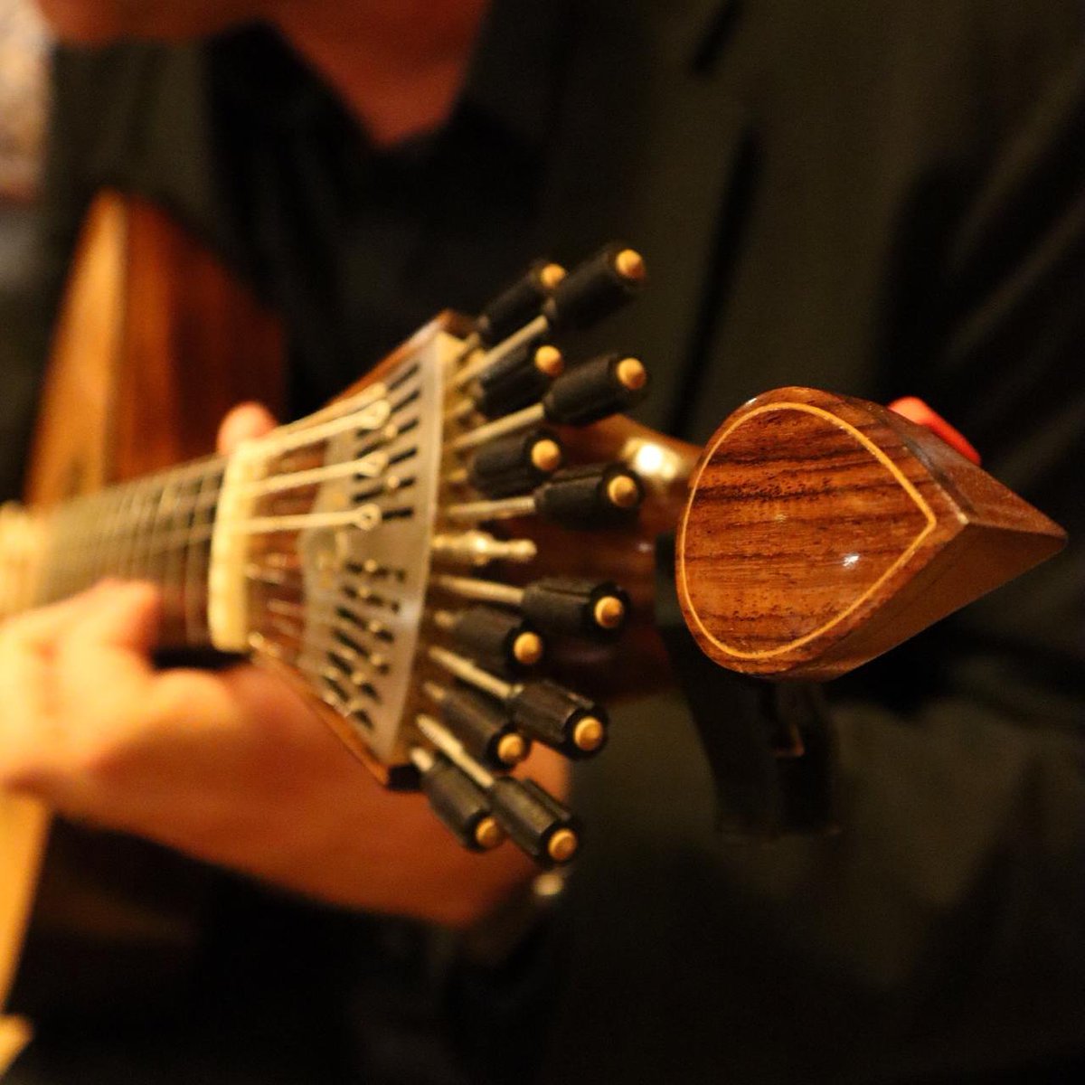 FadoWorld's tweet photo. "Meia-luz sombras bizarras / Um tom plangente e magoado / Atenção gemem as guitarras / Silêncio canta-se o fado"
.
#fadoworld #fado #music #fadomusic #concert #concerto #portugueseguitar #guitarraportuguesa #Friends https://t.co/gJII3nhrRT
