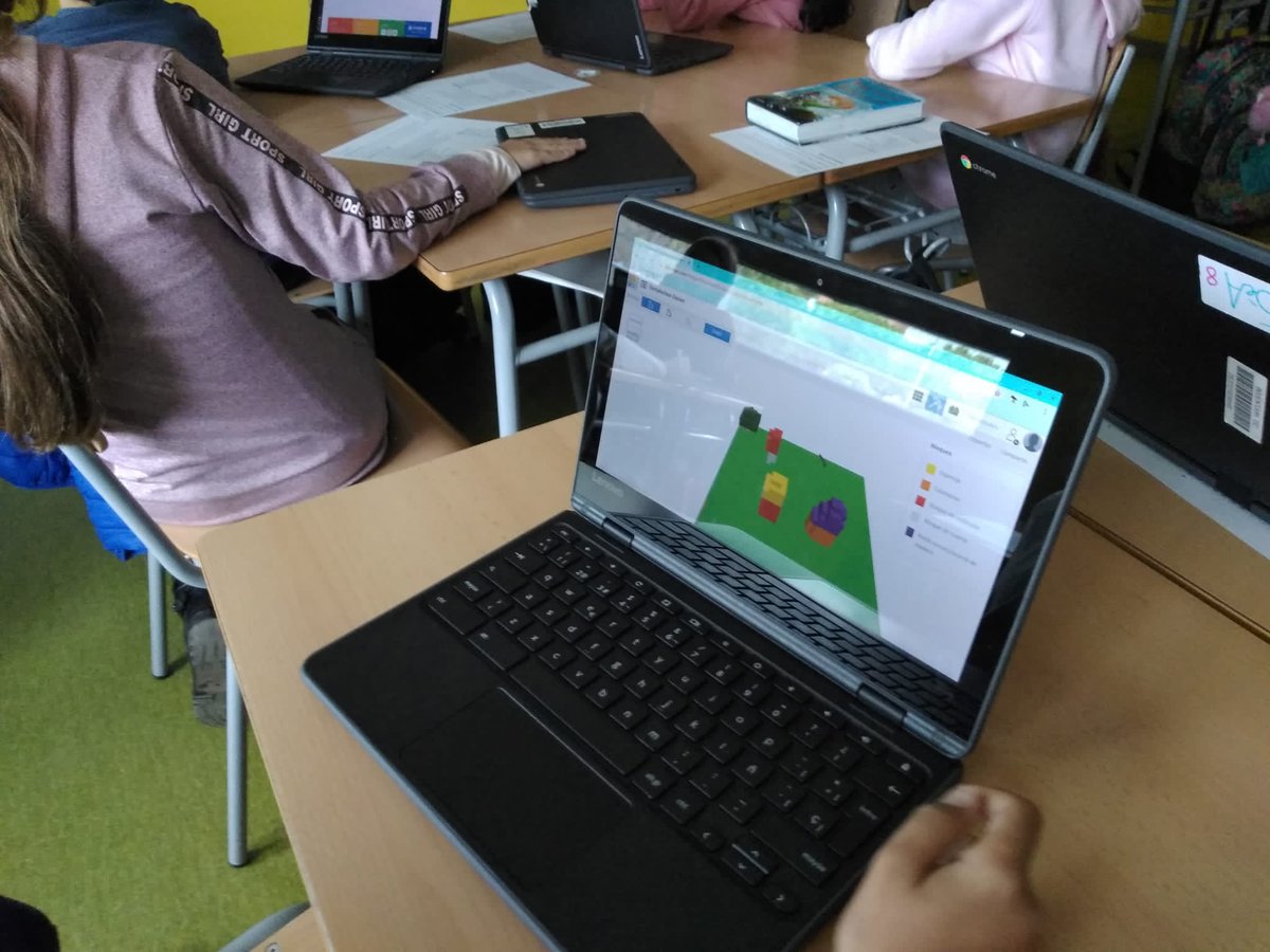 EscolaElsPins's tweet photo. 1a classe de disseny 3D @tinkercad amb #PacoBernal. L'alumnat de #5PRI haurà de dissenyar els formatgets per crear el trivial del Projecte Relleu #Medi #TAC https://t.co/KS14U1mZgT