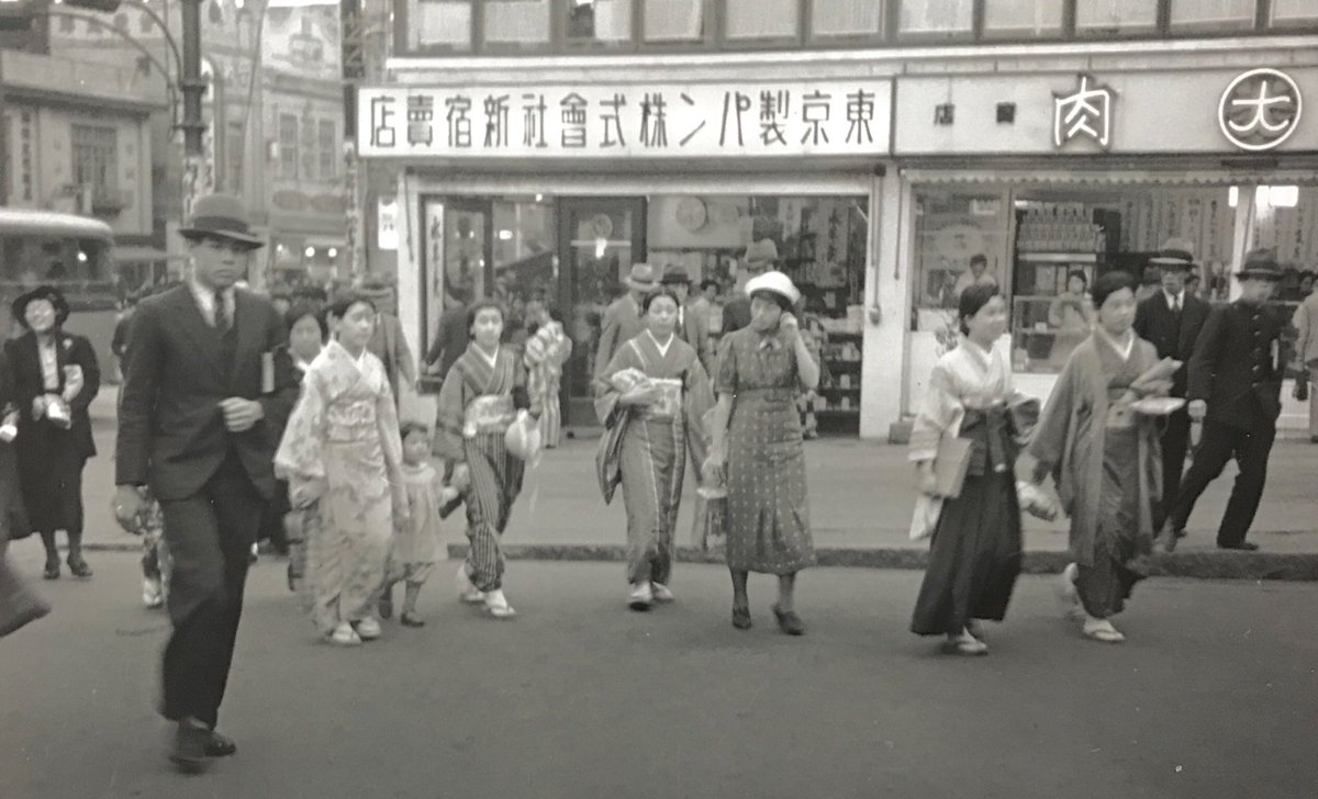 戦前の新宿東口の絵葉書(左)は何種も存在するが、いつも気になるのが