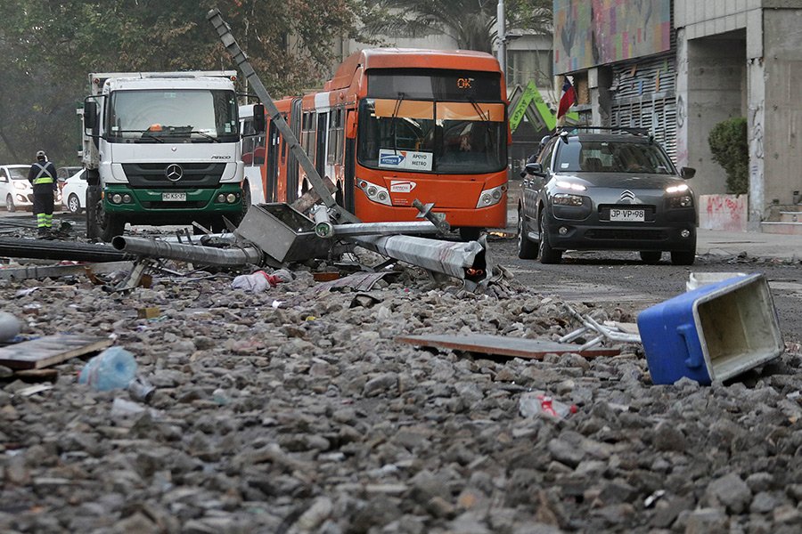 latercera's tweet photo. 📸 Galería | Santiago bajo destrozos: El amanecer de la capital tras un martes violento https://t.co/s2Wut9aULV https://t.co/PKvllYCFHW