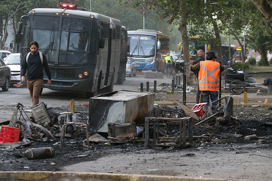 latercera's tweet photo. 📸 Galería | Santiago bajo destrozos: El amanecer de la capital tras un martes violento https://t.co/s2Wut9aULV https://t.co/PKvllYCFHW