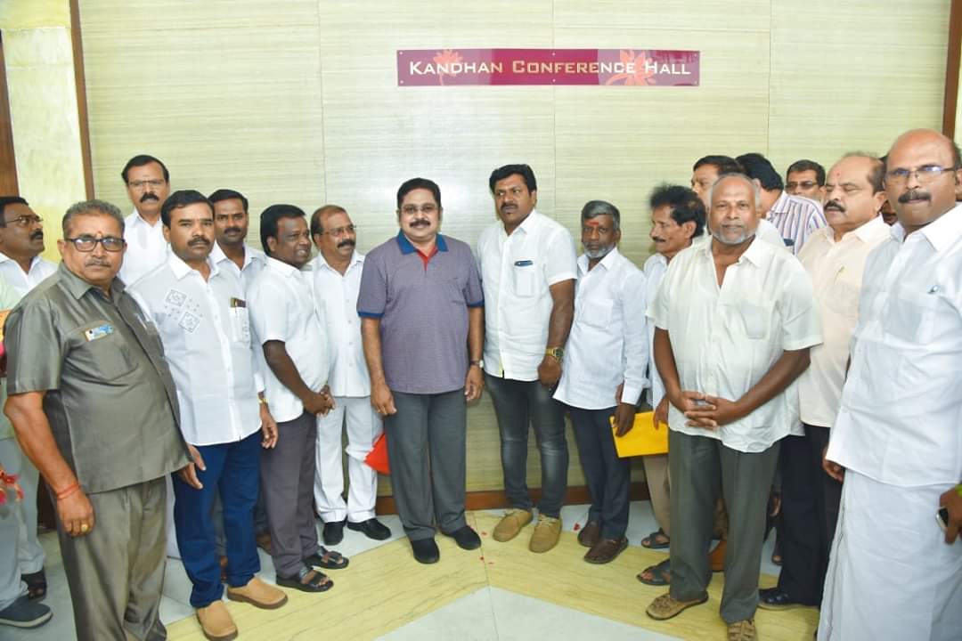 ComSathickgmail's tweet photo. கர்நாடக மாநில கழக அவைத்தலைவர் திரு.ஷிமோகா எம்.பி.சம்பத் அவர்கள் இன்று மரியாதை நிமித்தமாக கழகப் பொதுச்செயலாளர் மக்கள்செல்வர் திரு #டிடிவிதினகரன்,MLA அவர்களை சந்தித்தார்.. https://t.co/mOcSbIxudk
