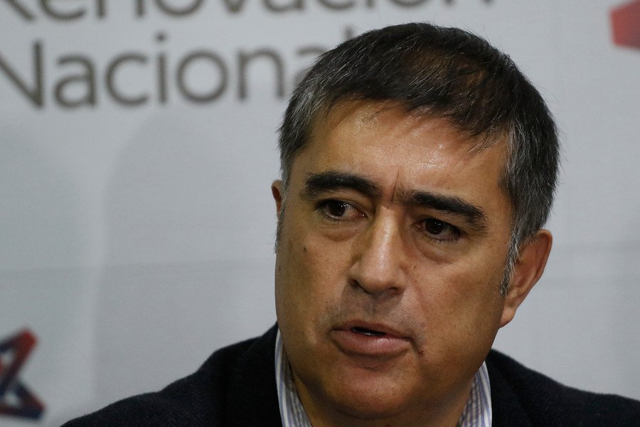 latercera's tweet photo. Mario Desbordes (RN) afirma que "hay uno o dos días" para alcanzar una salida institucional y que "yo no descarto un plebiscito" para definir el mecanismo constituyente https://t.co/xDQmPK4lCL https://t.co/2LfIcwxED2