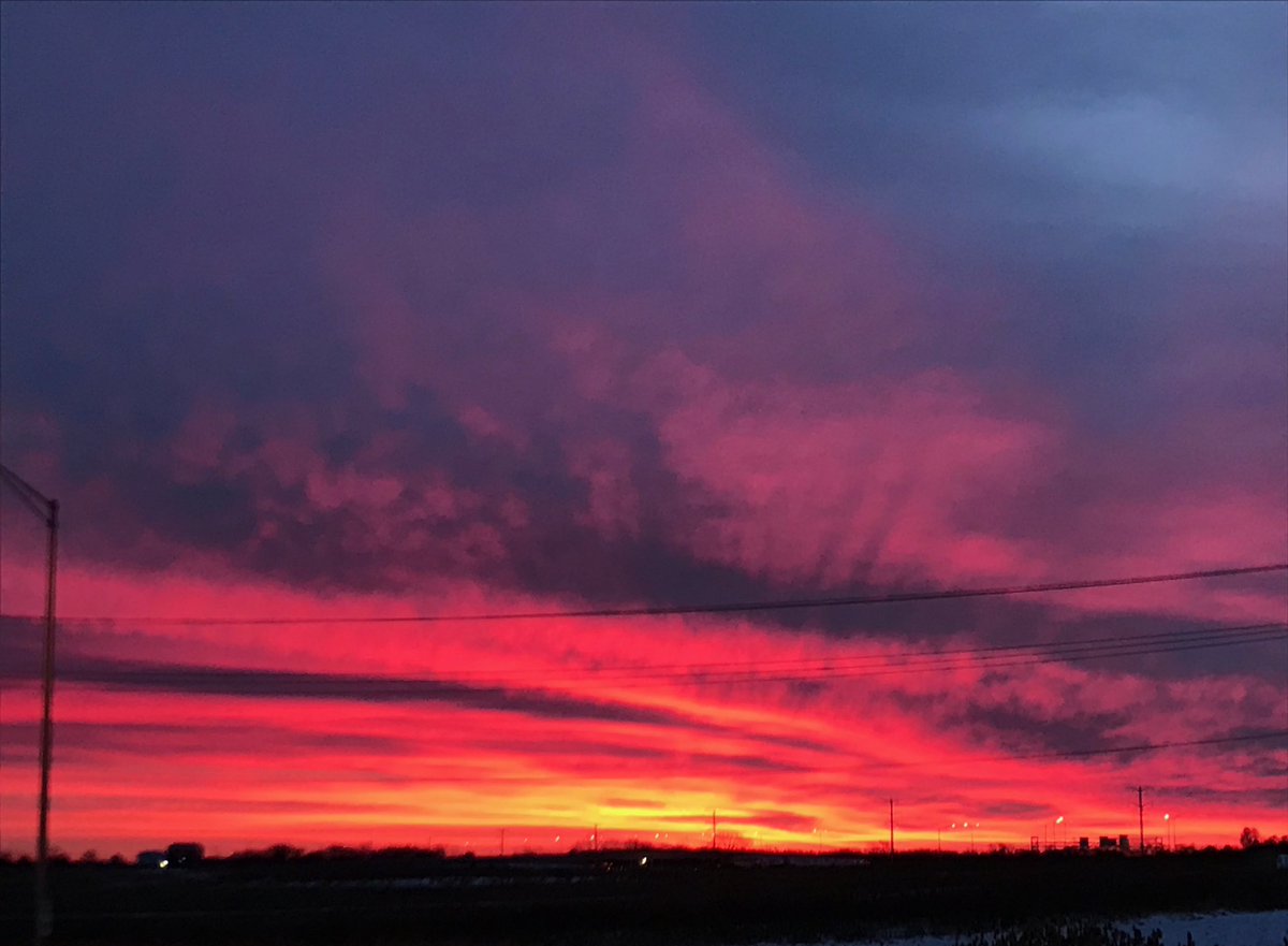 BeauDuran's tweet photo. With the red sky this morning as we see from Kris Habermehl in #Mobile780 if you are planning on sailing today, 1. YOU'RE NUTS IN THESE TEMPS and 2. Take warning. (Red sky in the morning saying anyone? Is this thing on??)
Yes #ChicagoTraffic is this mellow today. @WBBMNewsradio https://t.co/vU6PN6qJer