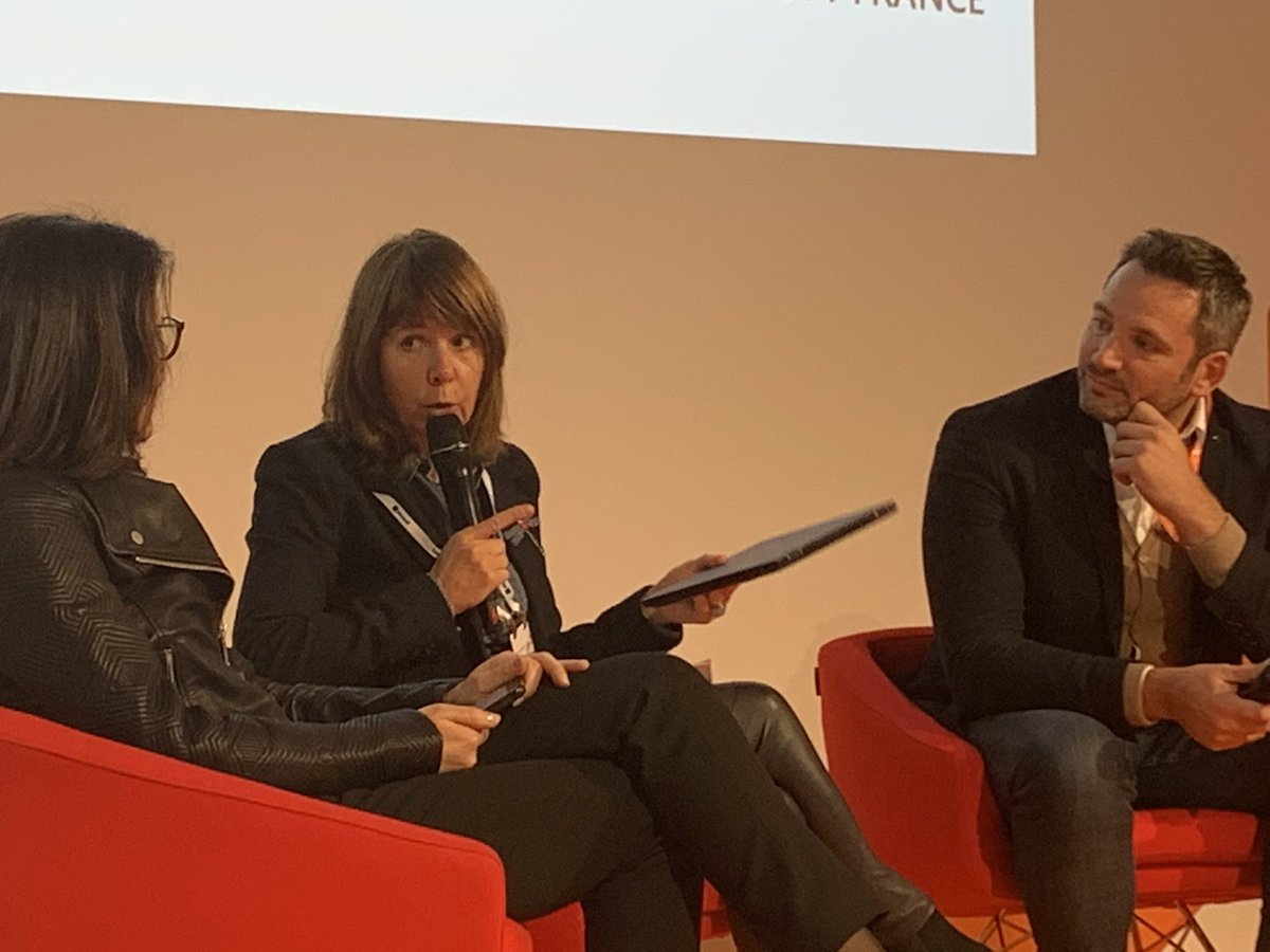 Panel #Tech4Good à #MSIgniteTheTour : Pascale Dumas, CEO  <a href="/HP_France/">HP France</a> partage l’engagement de l’industriel pour l’environnement 🌎, en montrant par exemple un PC portable conçu à partir de matériaux comme du magnésium recyclé ou récupérés de la pollution des océans 🌊