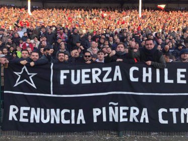 futbol_rebelde's tweet photo. Hinchas del belga Royal Antwerp, en su partido frente al Brujas, desplegaron un lienzo en apoyo a nuestro pueblo: “Fuerza Chile, Renuncia Piñera”, decía el lienzo.
A multiplicar la solidaridad antifascista con el pueblo trabajador chileno que lucha contra la dictadura Neoliberal https://t.co/VXcYWnDSlk