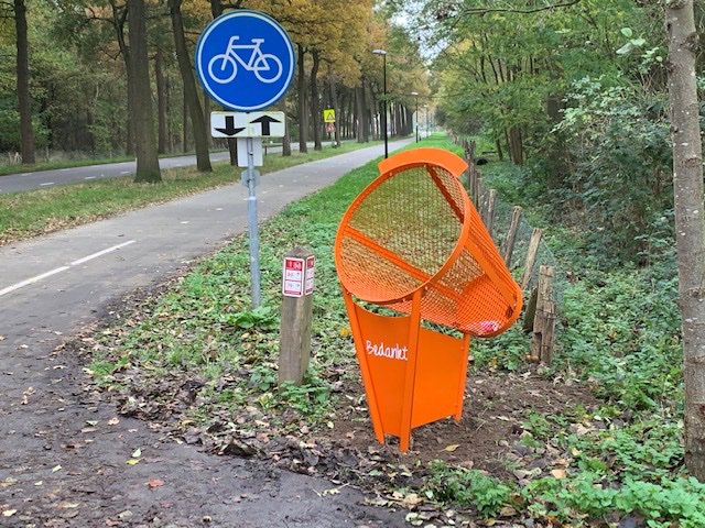 De <a href="/Gemeente_ES/">Echt-Susteren</a> heeft opvallende nieuwe #blikvangers geplaatst om #zwerfafval te voorkomen in de kleur die hoort bij het "smalste stukje Nl". Ook de communicatie rondom is gericht op het stimuleren van het juiste gedrag en het doel.