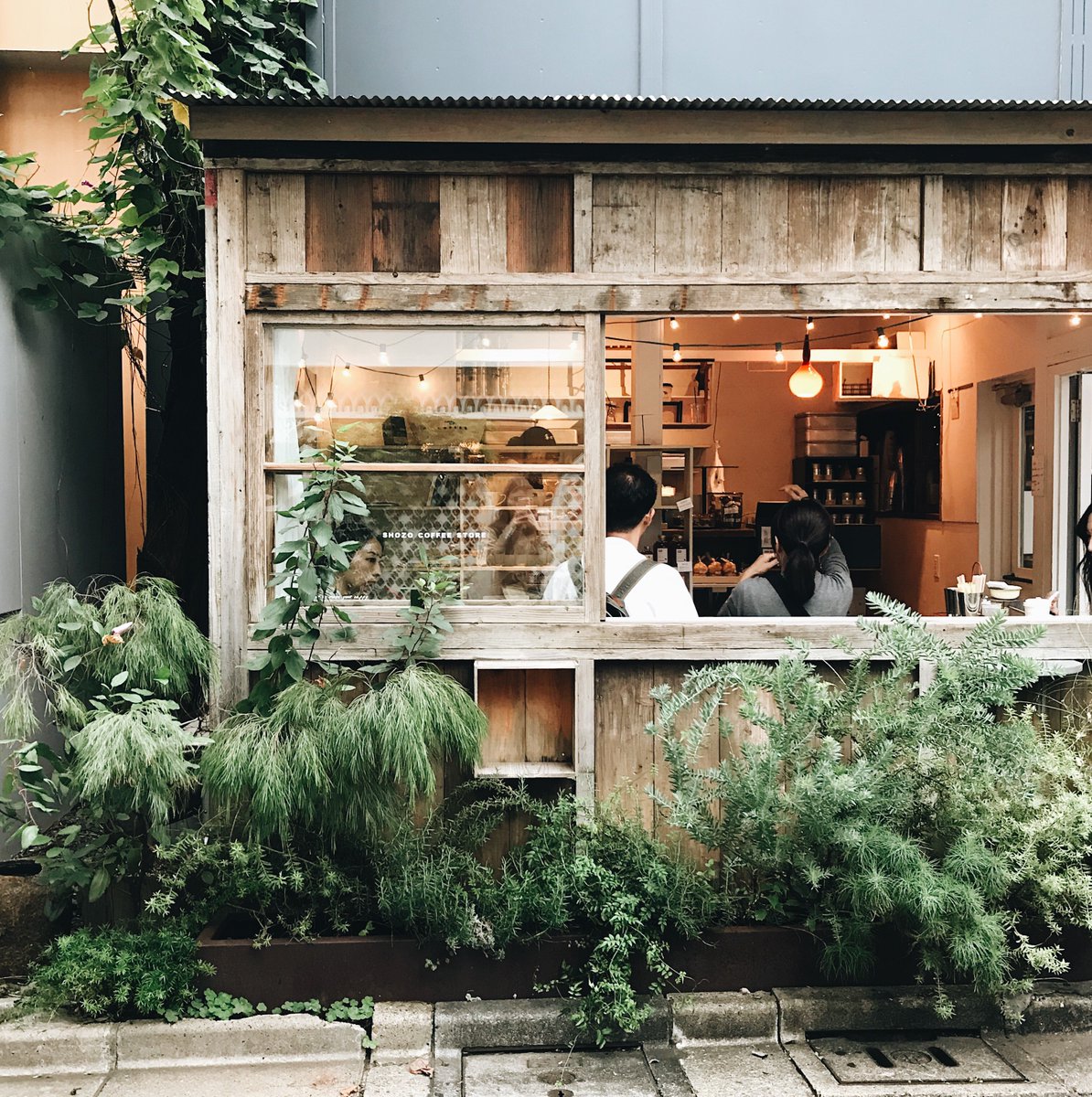 revieweveryth12's tweet photo. 𝐒𝐡𝐨𝐳𝐨 𝐂𝐨𝐟𝐟𝐞𝐞
ร้านกาแฟทรงไม้เหลี่ยมน่ารักมากก เหมือนไม่ได้อยู่ใจกลางเมือง ดูอบอุ่นดูป่าๆไม้ๆ มีกาแฟเบเกอรี่ ได้นั่งริมหน้าต่างคือดูชิวมาก เมนูเครื่องดี่มไม่ได้เยอะมาก ร้านหาไม่ยากเดินตามแมพได้เลย ไม่ไกลจากสถานีรถไฟเลยจ้าาาา 

📍Omotesando St. 
#รีวิวญี่ปุ่น #รีวิวคาเฟ่ https://t.co/iG4h0fjtOe