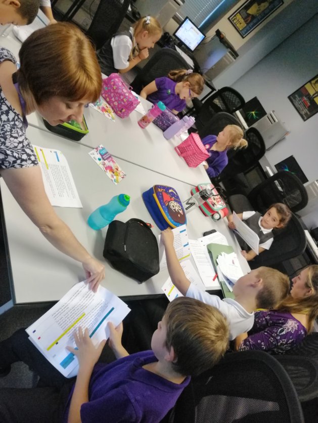 media_sdc's tweet photo. EYR 2019 ▶️

Roselands Primary School having a script run through before going live on air https://t.co/TX5iO3nLn9