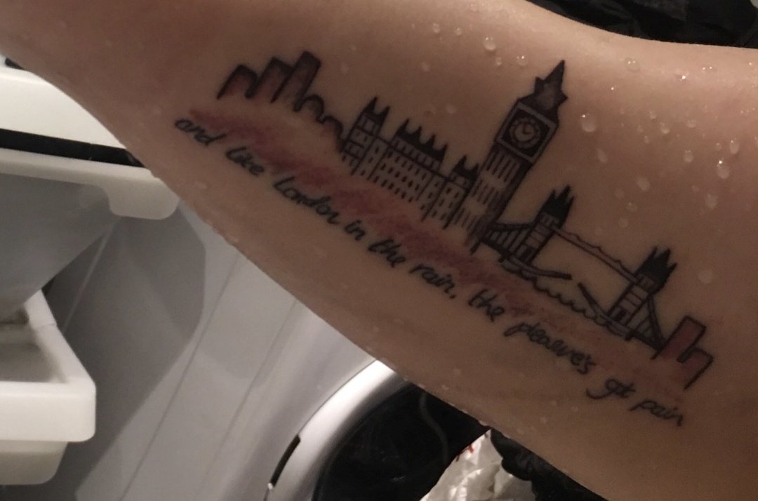 ShapeOfRhys's tweet image. I honestly CANNOT believe this gem is turning TWO whole years today!💎
I dont think I will ever love a tattoo as much as I love this one 💞