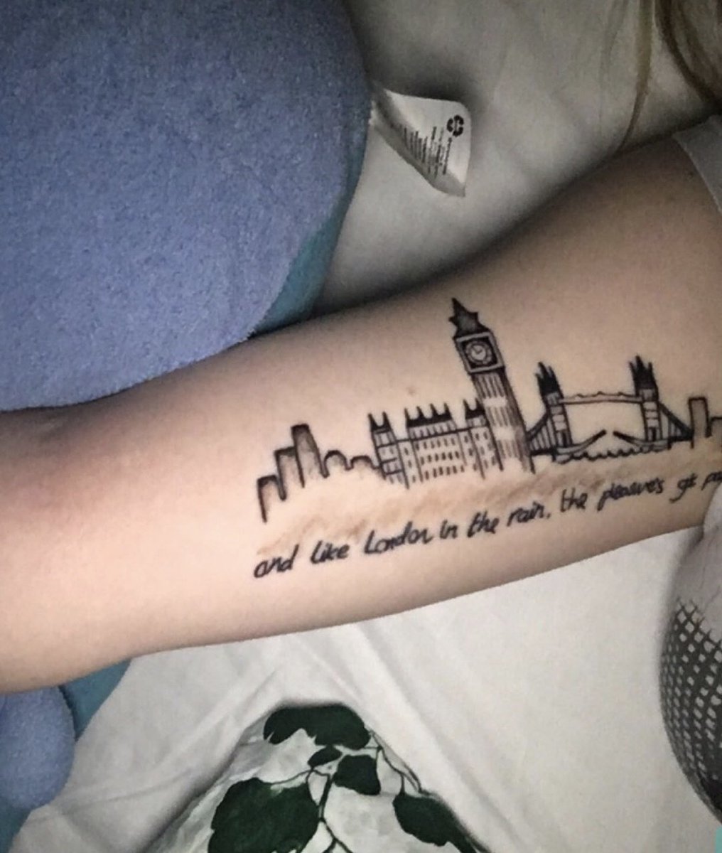 ShapeOfRhys's tweet image. I honestly CANNOT believe this gem is turning TWO whole years today!💎
I dont think I will ever love a tattoo as much as I love this one 💞