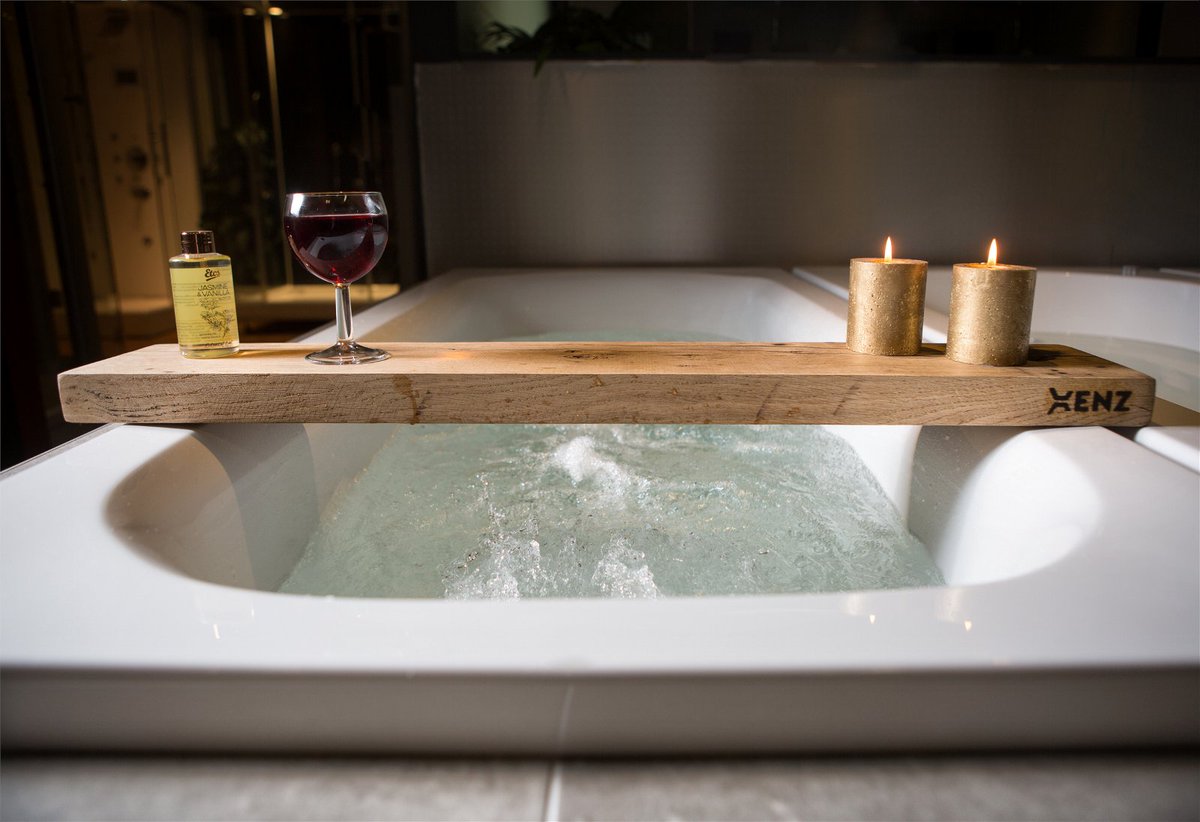 We hebben het al gezegd hè… het is zo fijn om na een gure herfstdag heerlijk, ontspannen te badderen. Je creëert extra sfeer met kaarsjes, een lekker glas rode wijn en dit oogstrelende badplateau van Xenz. #simondehaas #sfeer #badkamerdesign #wooninspiratie #badplateau #vtwonen