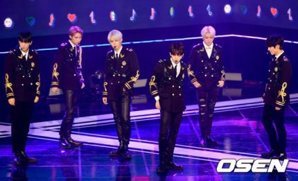 VICTON_TH's tweet photo. 💙💛 191113 #วิคตัน "ช่วงที่หยุดพักไป 1 ปี 6 เดือนมีเรื่องราวต่างๆเกิดขึ้นมากมาย...ขอบคุณมากๆที่ทำให้ได้อันดับ 1 "

"วันนี้เป็นครั้งแรกที่ได้ถือรางวัล ผมรู้สึกว่าทำไมรางวัลถึงหนักขนาดนี้ อาจเป็นเพราะการทำงานอย่างหนักจากเมมเบอร์ของพวกเรา”

https://t.co/UPMswHqzrg

#VICTON #빅톤 https://t.co/t2FtCQKSLQ