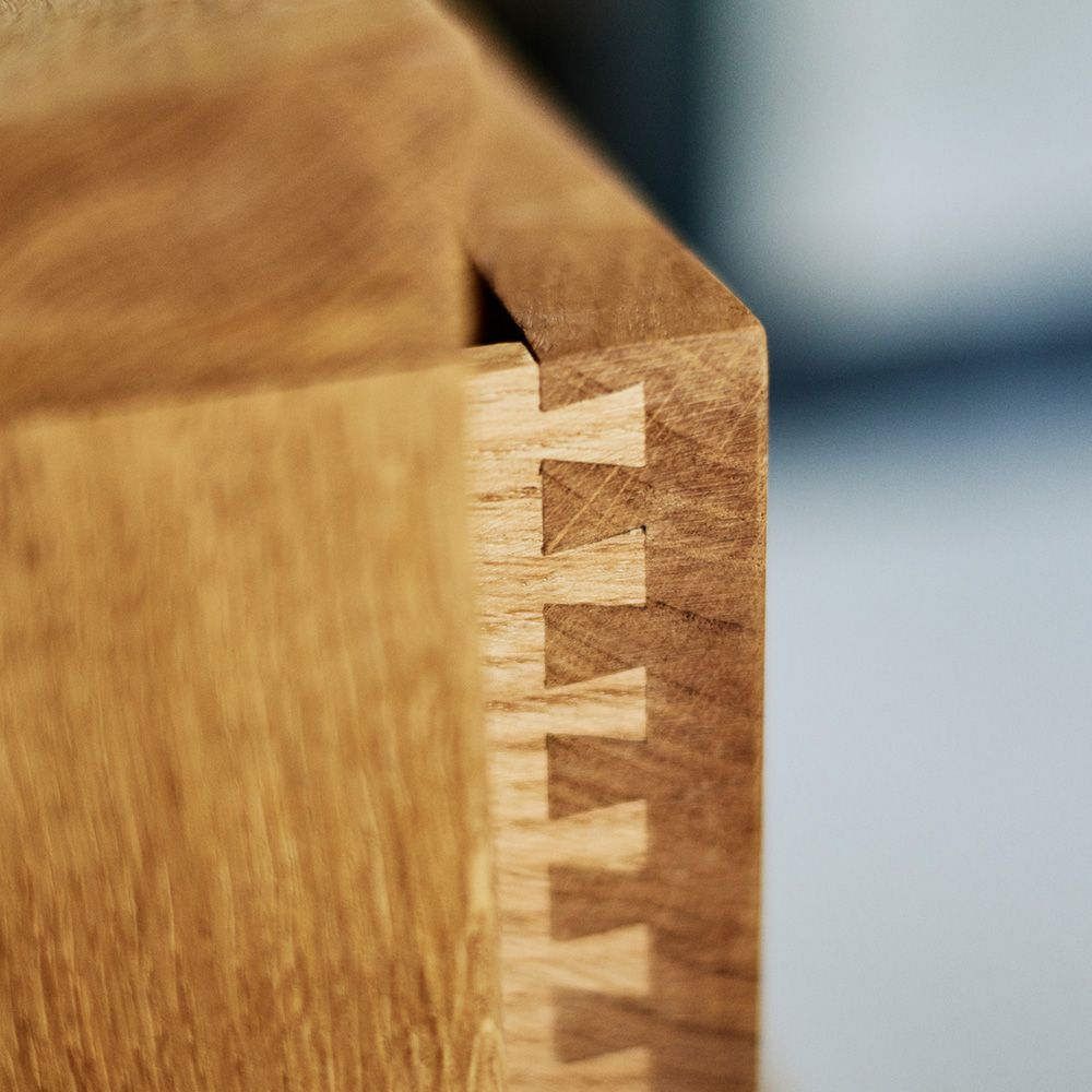 johnson_bespoke's tweet photo. A beautiful shot of the Dovetail detailing on this solid Oak floating vanity unit.
Handmade in out Hastings workshop.
Photos @tomgphoto
#dovetail #johnsonbespoke https://t.co/fgwQGnDr5L