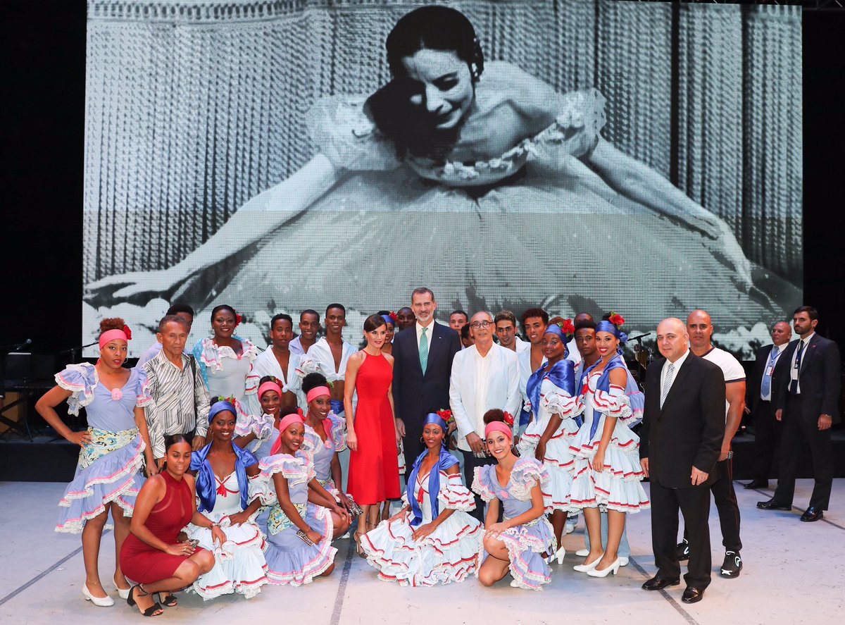 Una Habana q crece da la bienvenida a los reyes de España. Una #Habana500 orgullosa de su historia de luchas y rebeldías, de sus culturas y tradiciones, del gran "ajiaco" q se disfruta en sus calles. Imágenes de <a href="/CasaReal/">Casa de S.M. el Rey</a> dan fe de ello, porq La Habana, definitivamente, abraza...