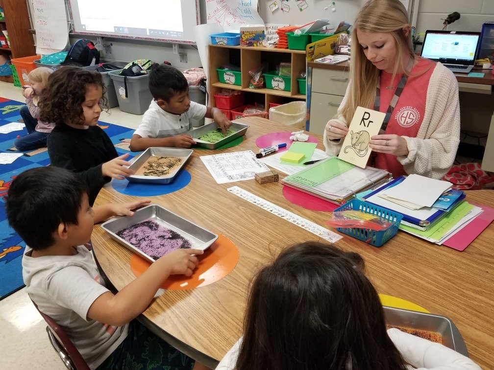 Loved watching these students learn letter names, sounds and formation while watching this student teacher in action <a href="/HSpringsSTEM/">Holly Springs STEM</a>  ILS Challenge #2 &amp; 13 <a href="/CCSD_PD/">Prof Dev</a> 
#ccsdilsimpact #ccsdgoodtogreat
