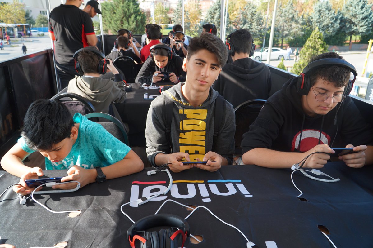 perdigital_'s tweet photo. ✨9 Kasım'da @MaltepeParkAVM'de gerçekleştirdiğimiz #gösterkendini #PUBGMOBILE Etkinliğimize katılan herkese çok teşekkürler!
📎Etkinliğimizin tüm detaylarına https://t.co/cFtIrH0r56 adresinden ulaşabilirsiniz. #İstanbul #MaltepePark #Perdigital #ininal #EtiMaximus #Honor #Asus https://t.co/pdMMS3498N