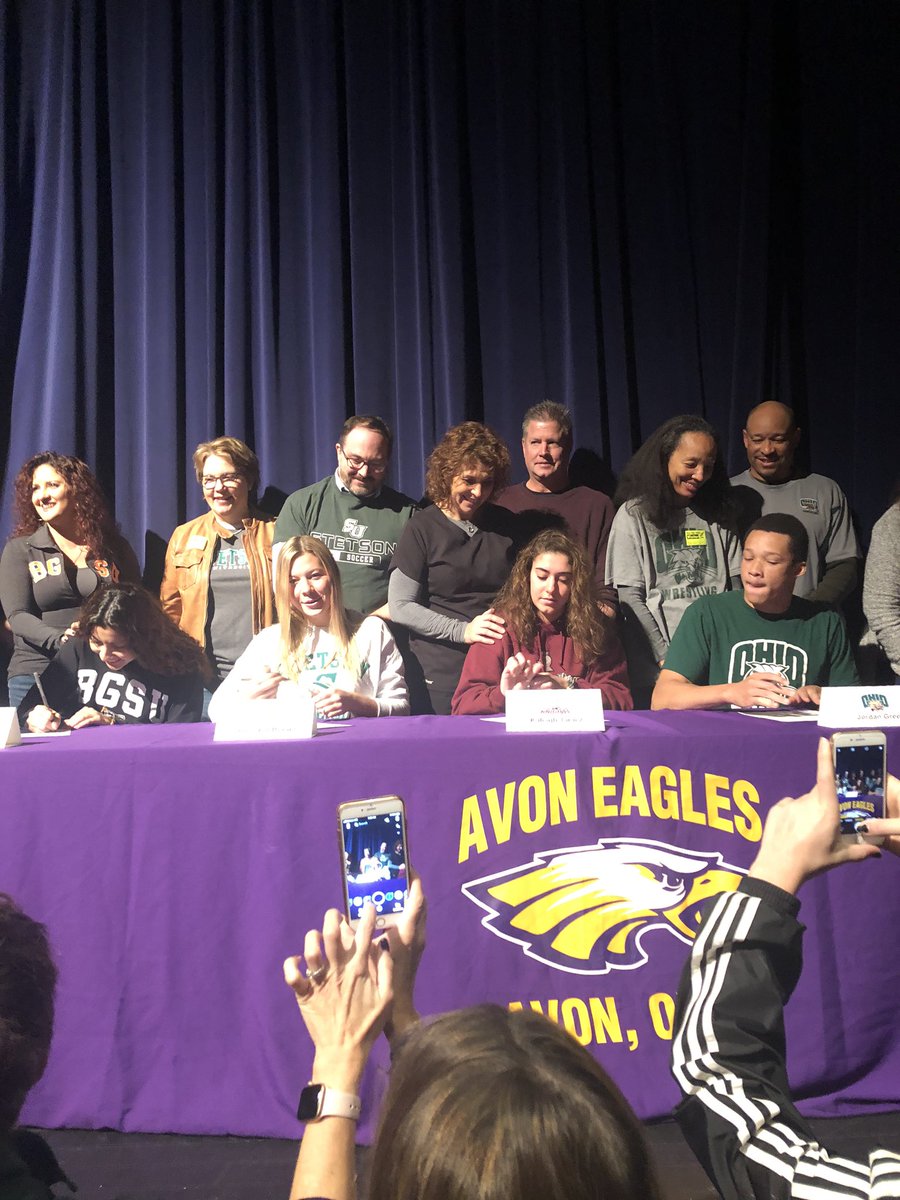 Congrats to Kaleigh and Anna on signing today! Good luck to both of you as you take on this new adventure. Your lady eagles are so proud of you! 💜⚽️🦅