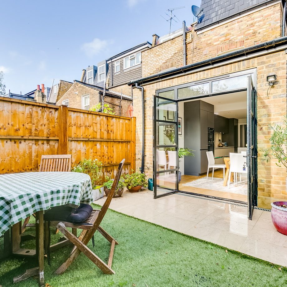 Savills's tweet photo. "Admire this immaculate four-bed townhouse in Tooting." - @HB https://t.co/rIRho3ESuR https://t.co/dATDYdwQ3C